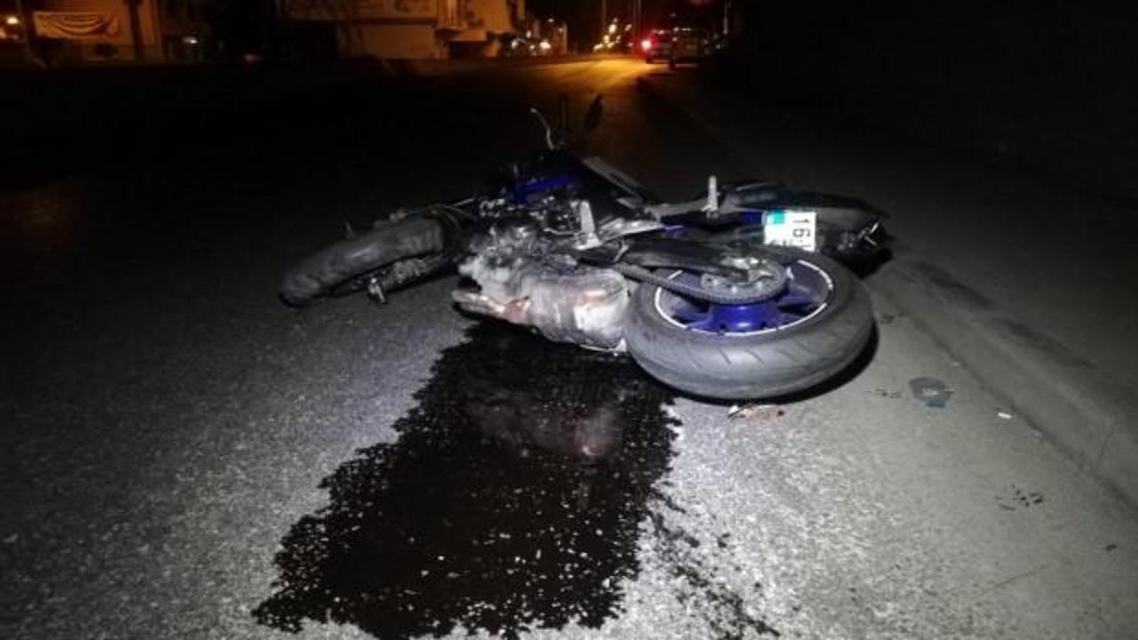 Genç motosikletli par halindeki kamyona çarptı! Feci ölüm