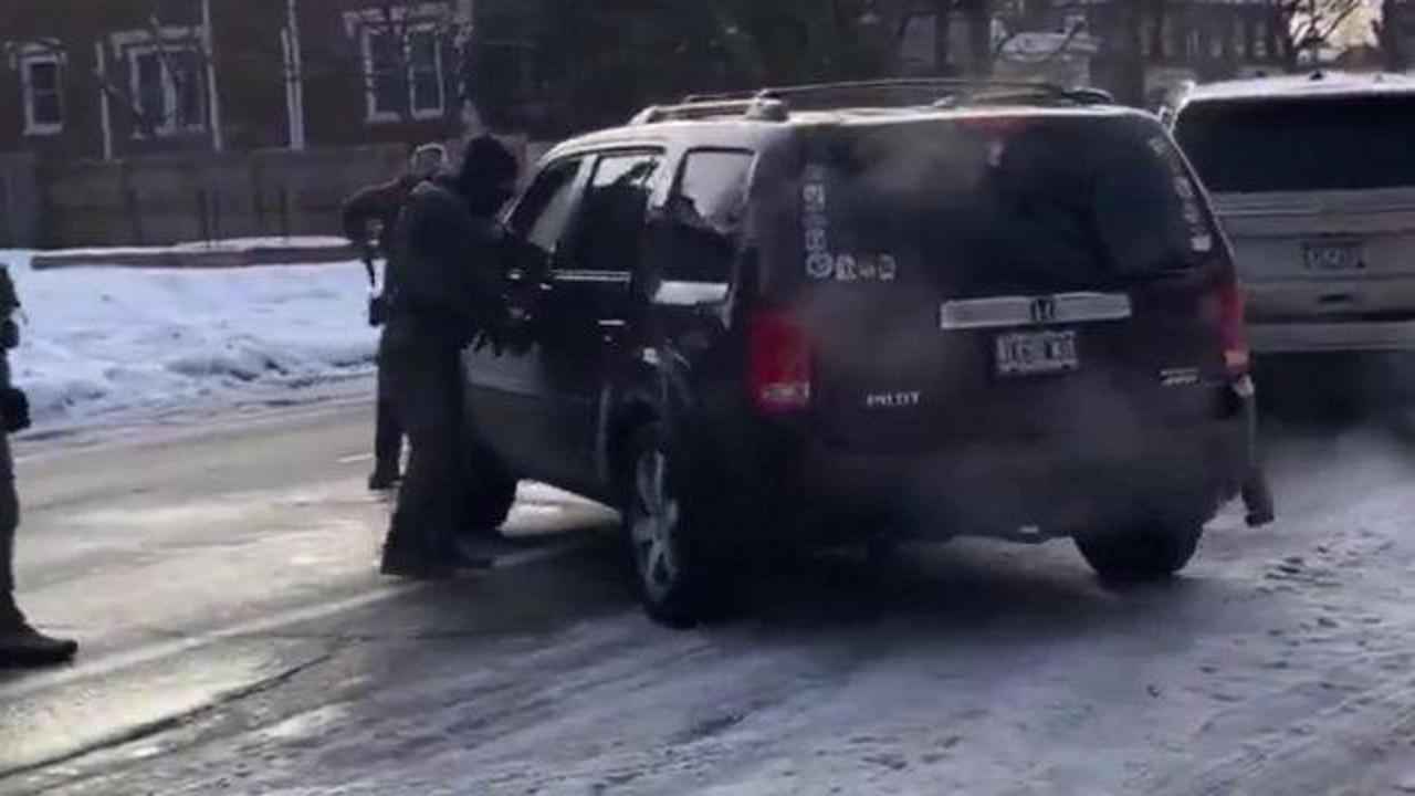 ICE polisi göçmen operasyonunu izleyen kadını yakın mesafeden vurdu