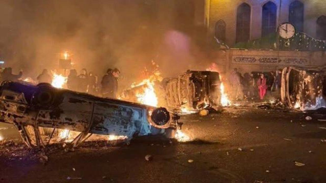 İran'da savcı ve polisler yakılarak öldürüldü