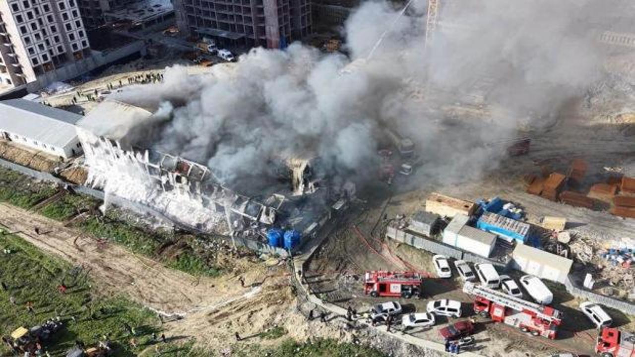 İş&ccedil;ilerin kaldığı konteynerde yangın! Ekipler sevk edildi