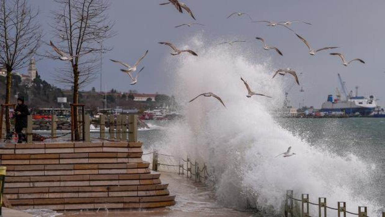 İstanbul Valiliği fırtına bilan&ccedil;osunu a&ccedil;ıkladı: 23 &ccedil;atı u&ccedil;tu, 80 su baskını yaşandı