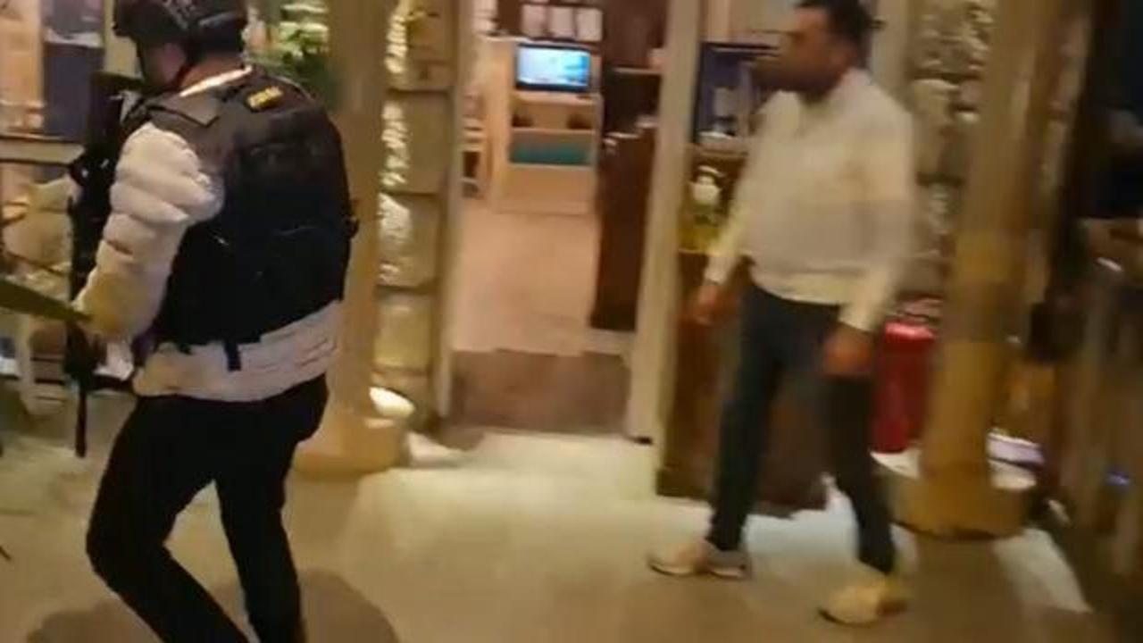 İstanbul'da bir restorana operasyon: 7,5 milyon lira değerinde &ccedil;ok sayıda silah bulundu!