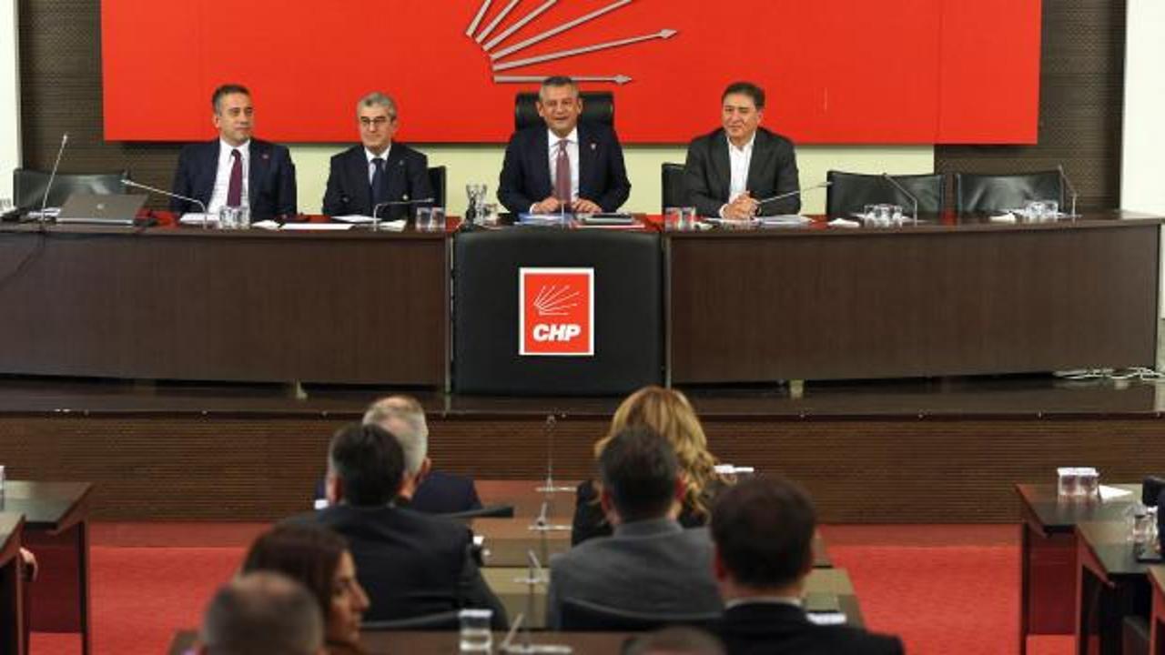 Özel’den milletvekillerini şoke eden çıkış: Hepinizi seviyorum, biriniz hariç!