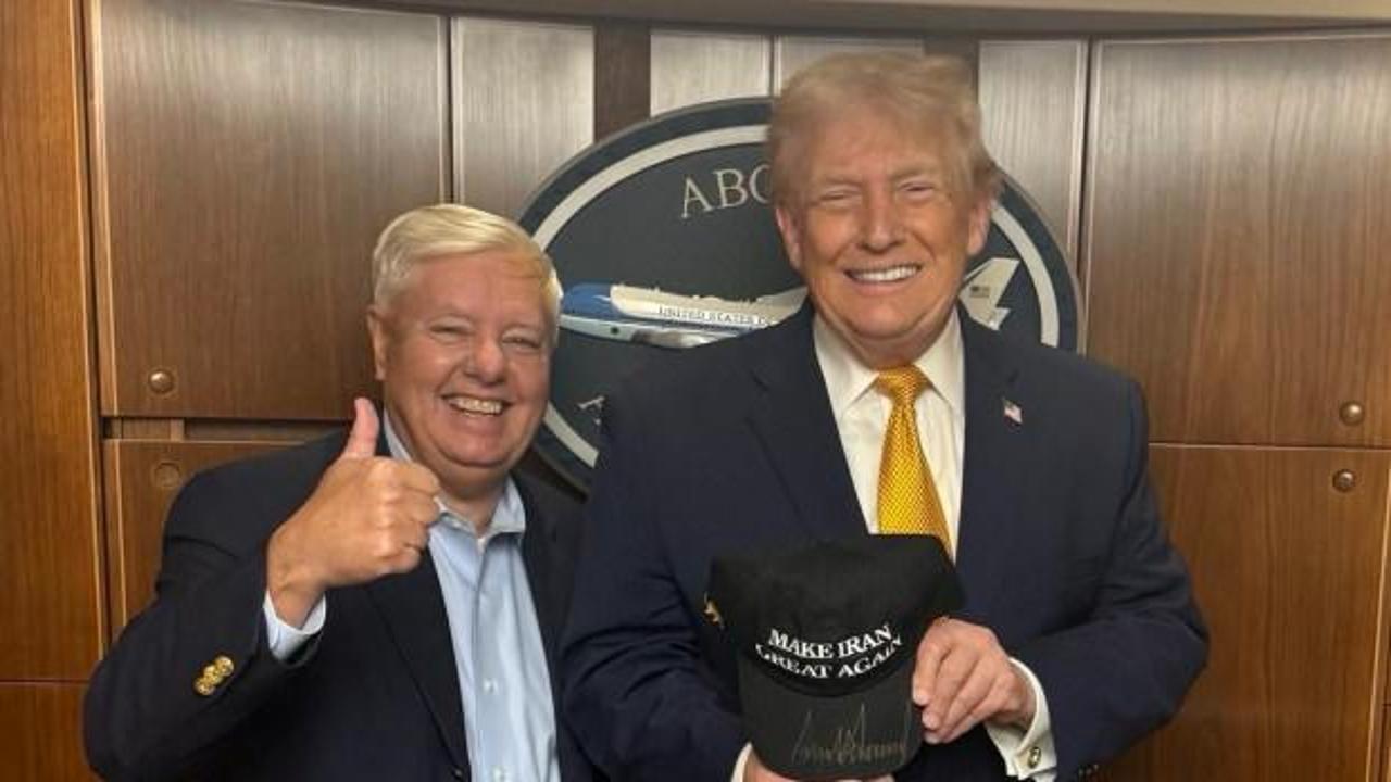 Trump'ın elindeki şapka ABD'nin gündemine oturdu