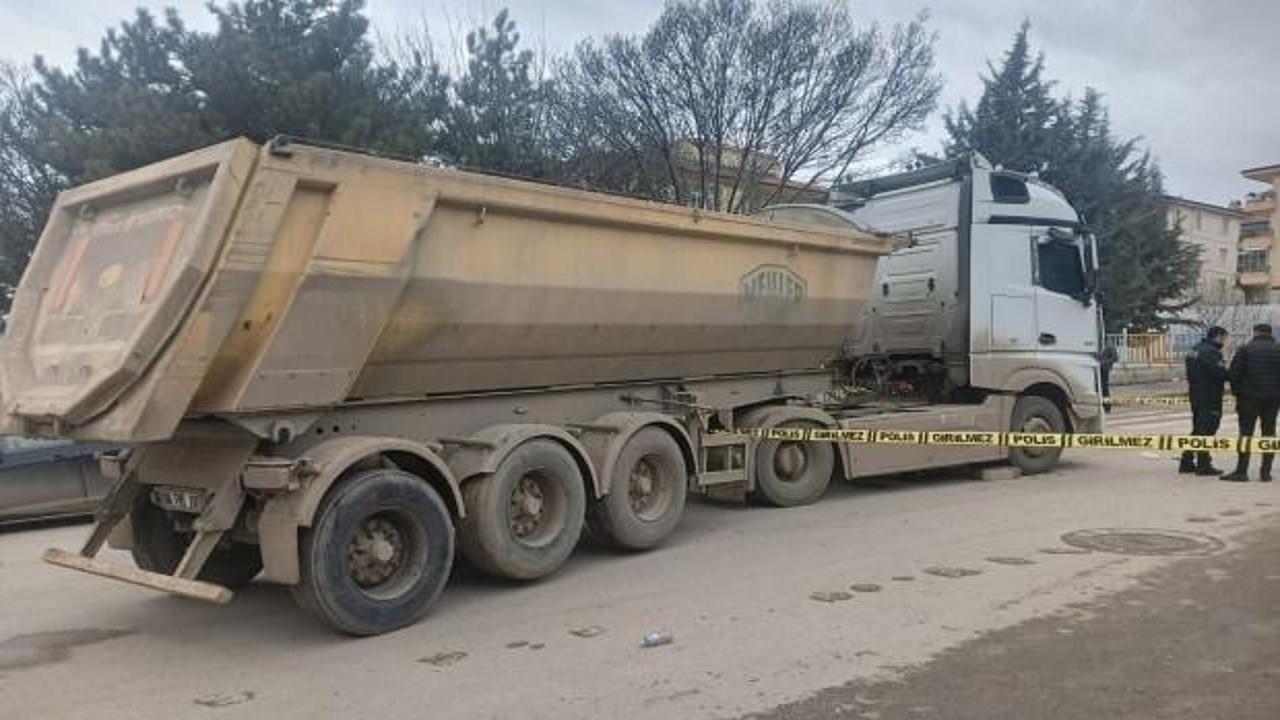 Yere d&uuml;şen c&uuml;zdanını almak istemişti: Ankara'da yaşlı kadın kamyonun altında kaldı