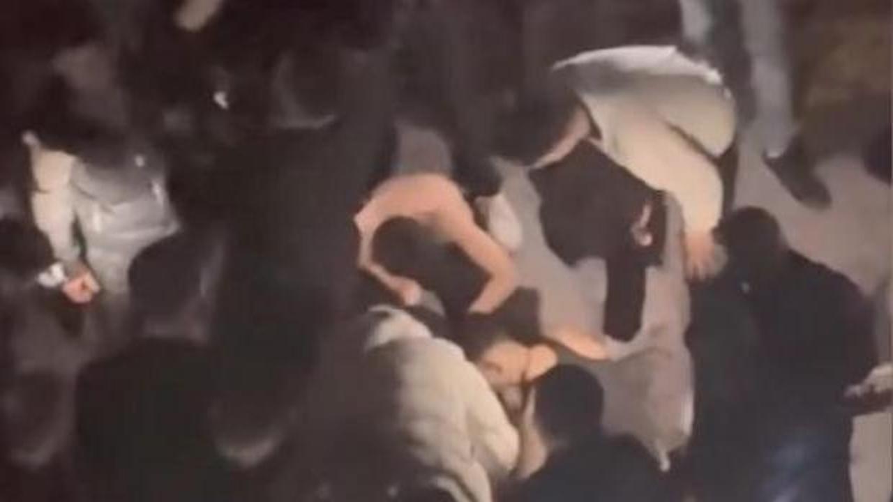 Zeytinburnu’nda sokak ortasında bıçaklı kavga: Kan döküldü