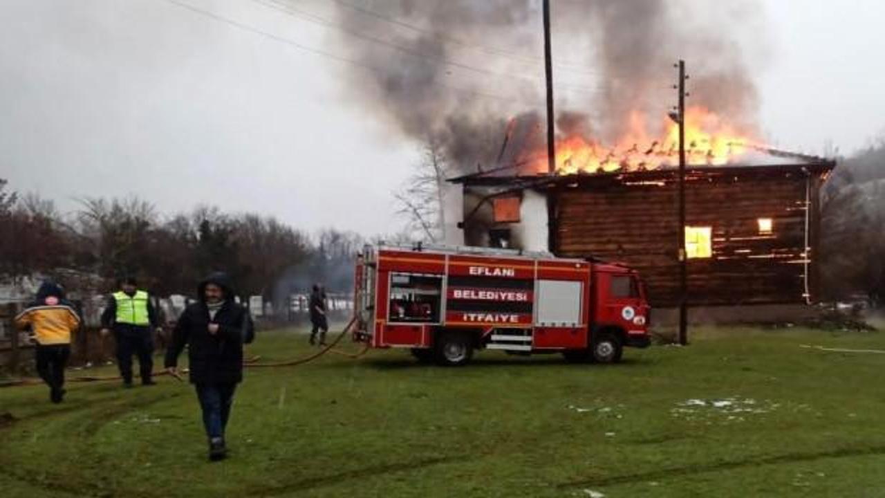 450 yıllık cami, Cuma namazı sırasında alevlere teslim oldu