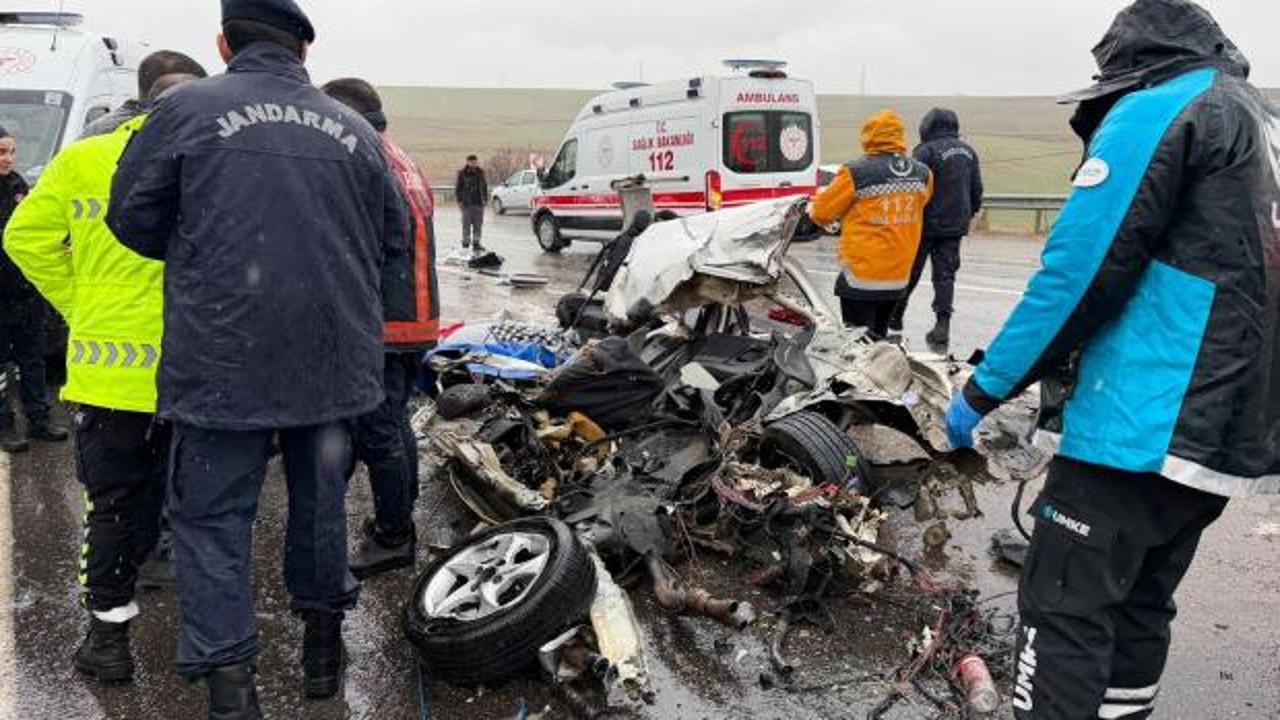 Adıyaman'da korkunç kaza! Otobüs otomobili kağıt gibi ezdi: 3 ölü, 1 yaralı