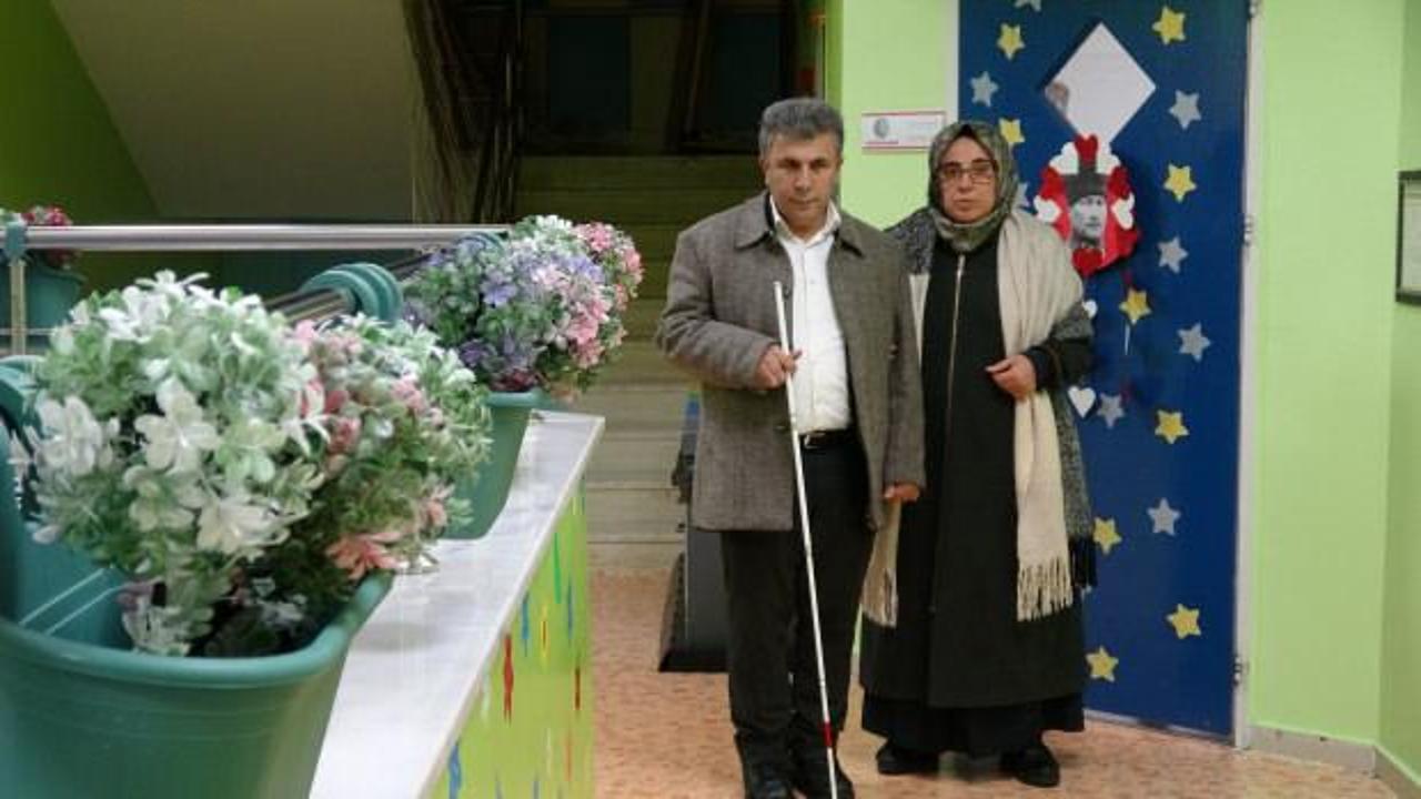 B&ouml;yle feda g&ouml;r&uuml;lmedi! G&ouml;rme engelli eşine 22 yıldır destek oluyor
