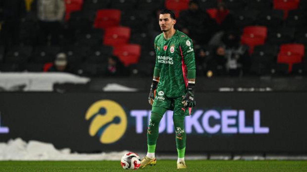 Derbide yedek kalan Uğurcan Çakır, Okan Buruk ile özel görüştü