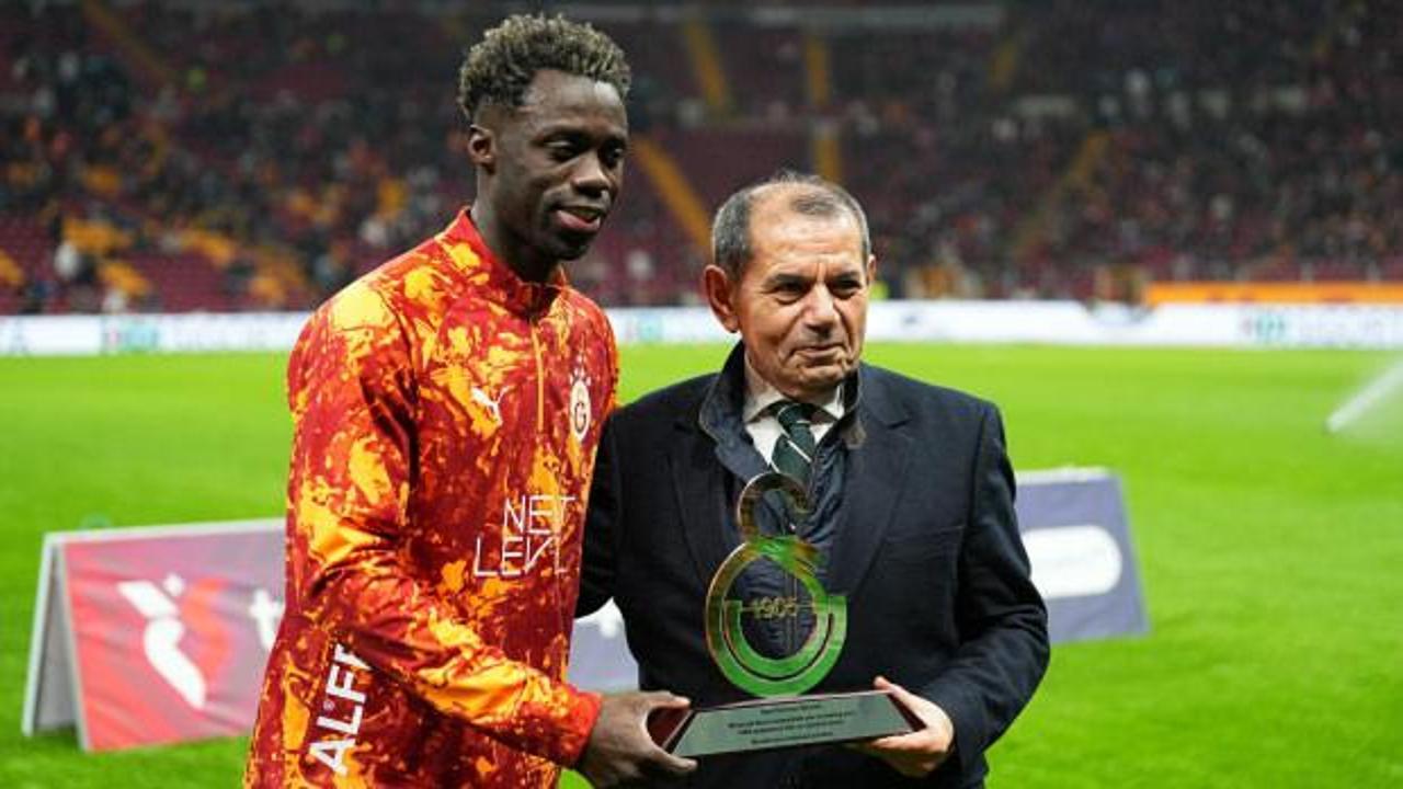 Dursun Özbek'ten Davinson Sanchez'e plaket