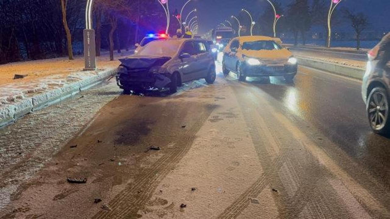 Edirne'de kar yağışında zincirleme kaza: 9 ara&ccedil; birbirine girdi