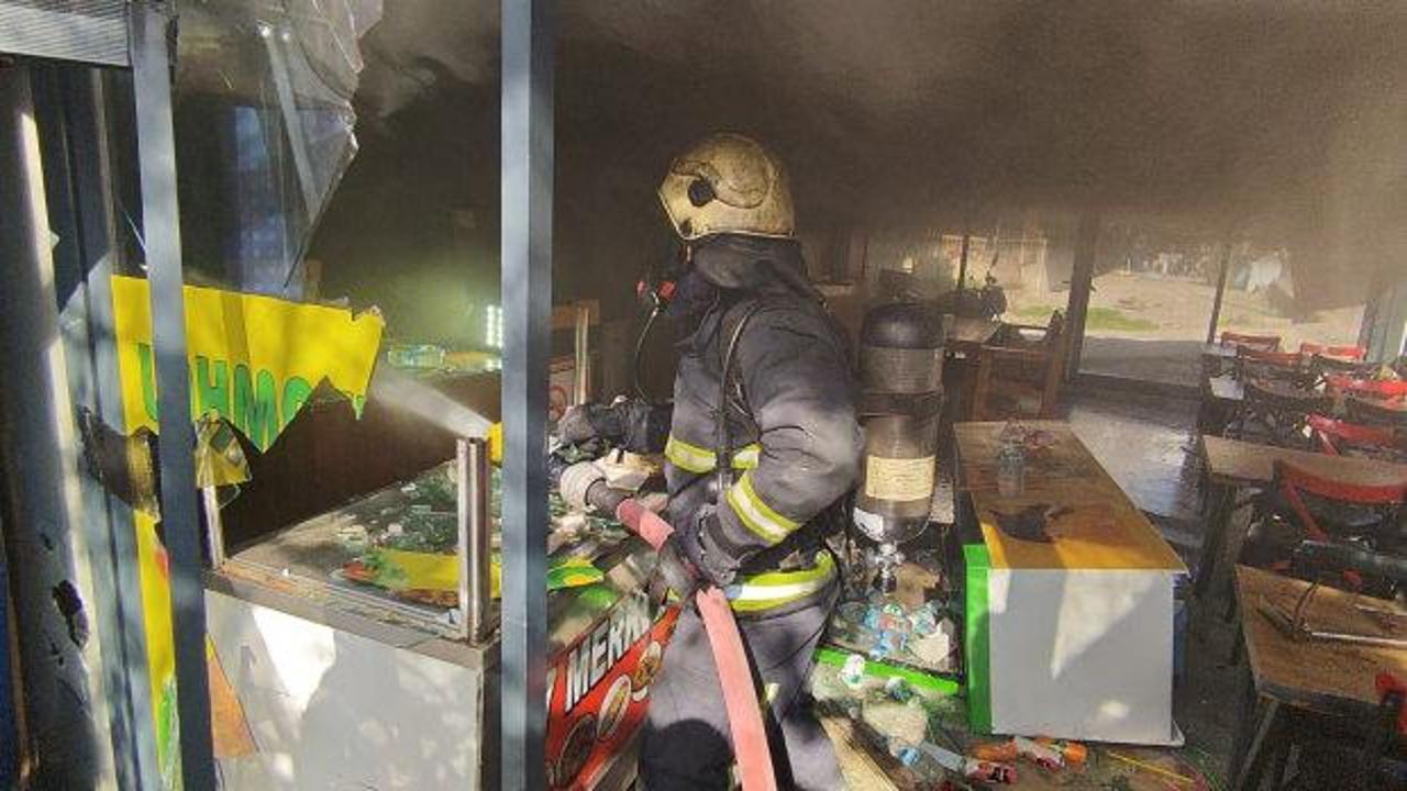 Elinde satırla kendini iş yerine kilitleyen pideci yangın &ccedil;ıkardı