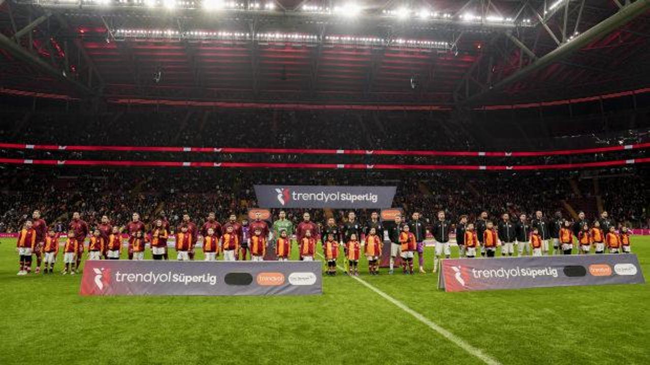 Galatasaraylı taraftarlar ayaklandı! Maç esnasında 'Yönetim istifa' sesleri