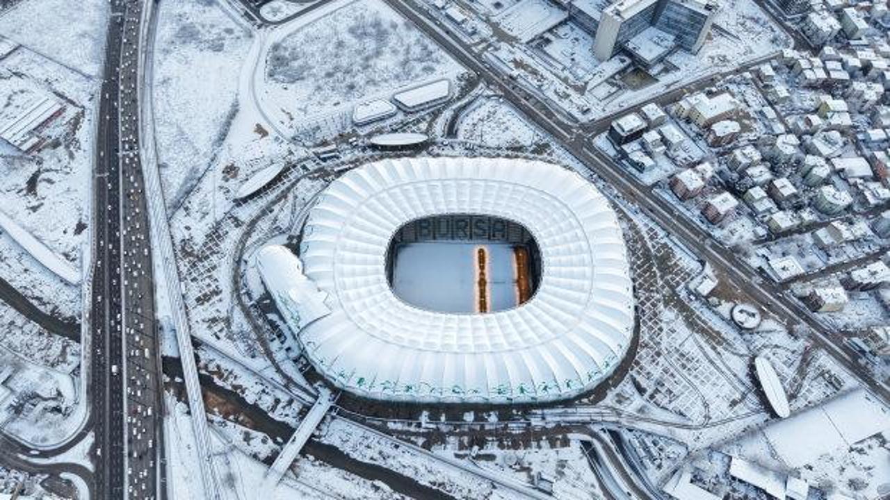 Kar yağışı etkili oldu! 43 bin kişilik stadyum beyaza büründü