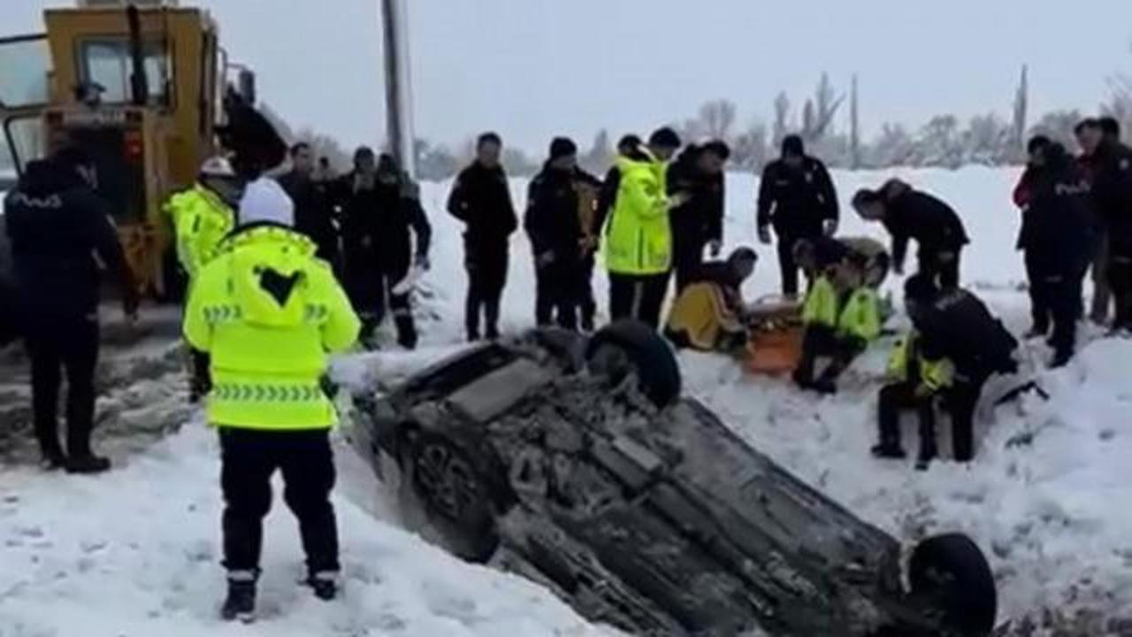 Polis aracı şarampole devrildi: 2 yaralı