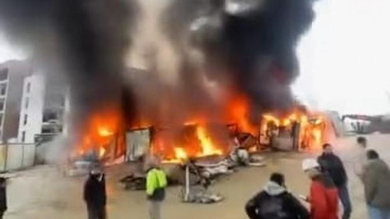 Son Dakika: Arnavutk&ouml;y'de iş&ccedil;i konteynerinde yangın! Ekipler m&uuml;dahale ediyor