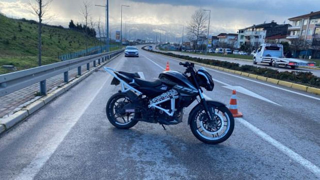 Yer: Kocaeli! &Ccedil;evirmeden ka&ccedil;an motosikletli polise &ccedil;arptı