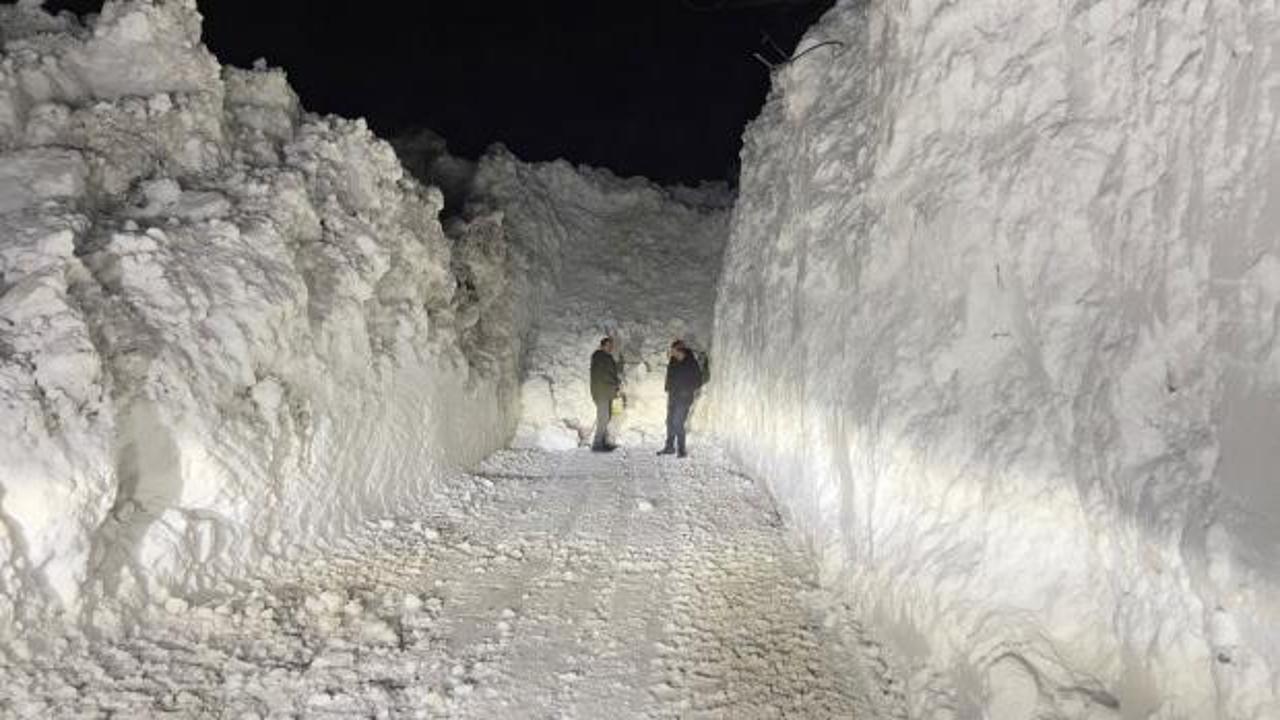 Hakkari'de &ccedil;ığ d&uuml;şen k&ouml;y yolu ulaşıma a&ccedil;ıldı: Kar kalınlığı dikkat &ccedil;ekti