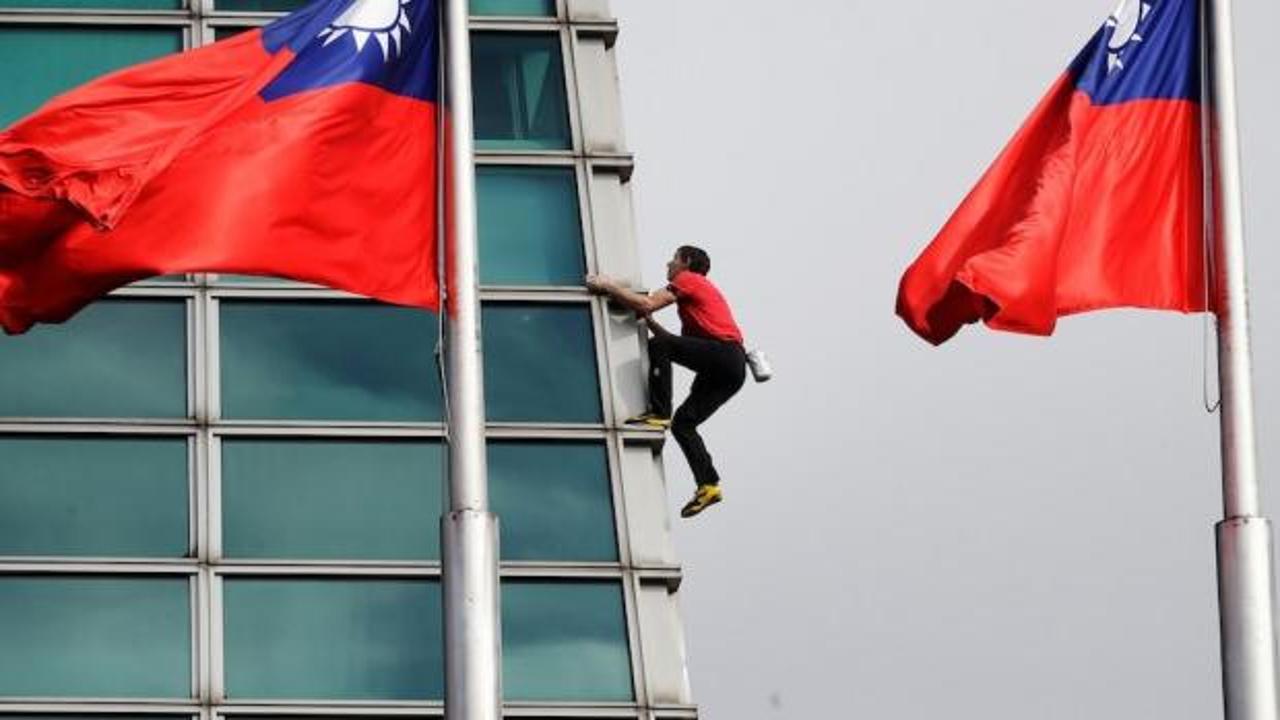 2004'te iple tırmandığı 101 metrelik binaya bu kez hiçbir önlem almadan çıktı