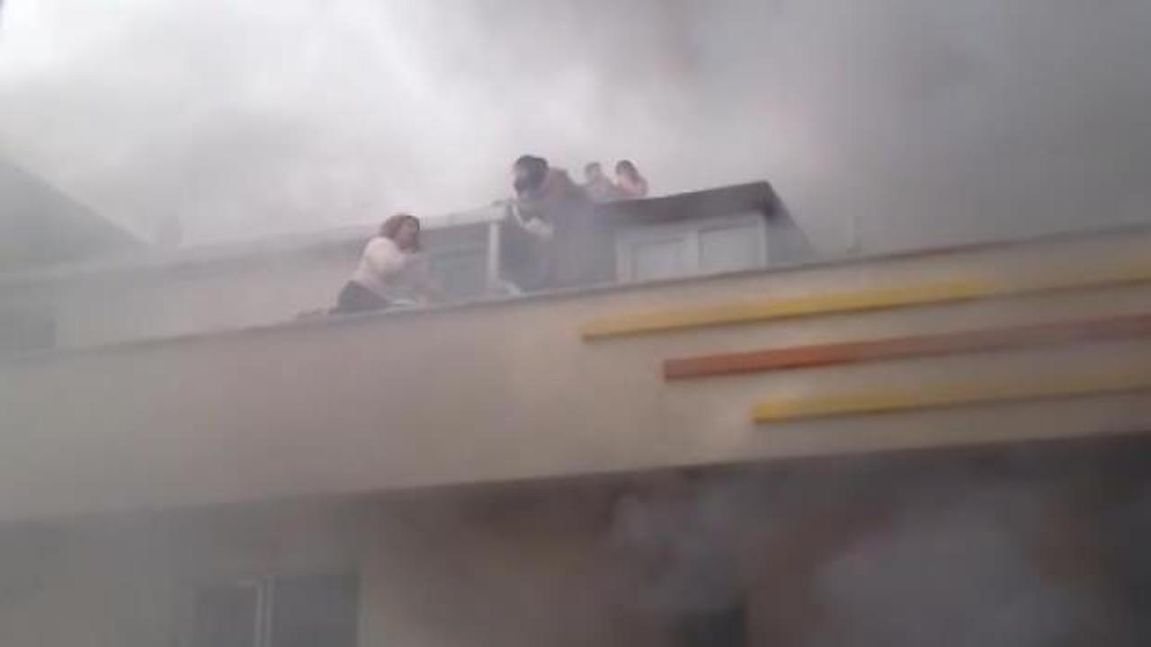 Sultanbeyli'de yangın paniği! Çatıda mahsur kalan 12 kişi böyle kurtarıldı