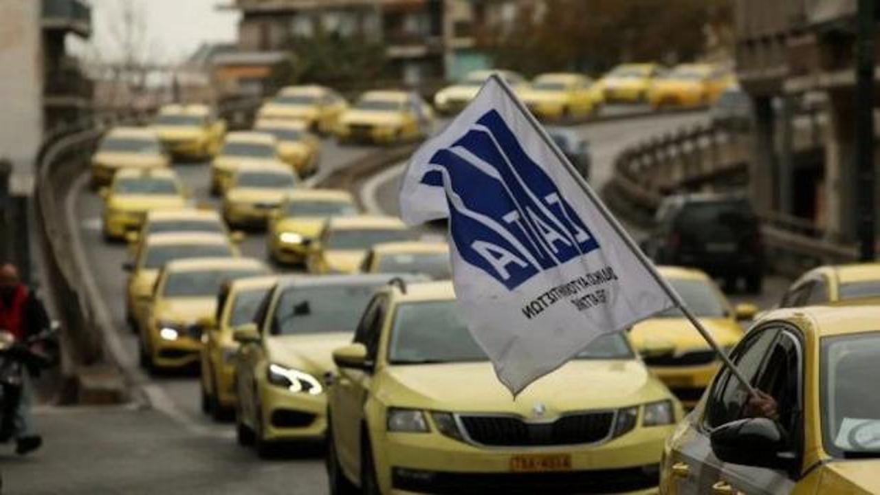 Atina'da taksicilerden 'elektrikli araç' grevi!