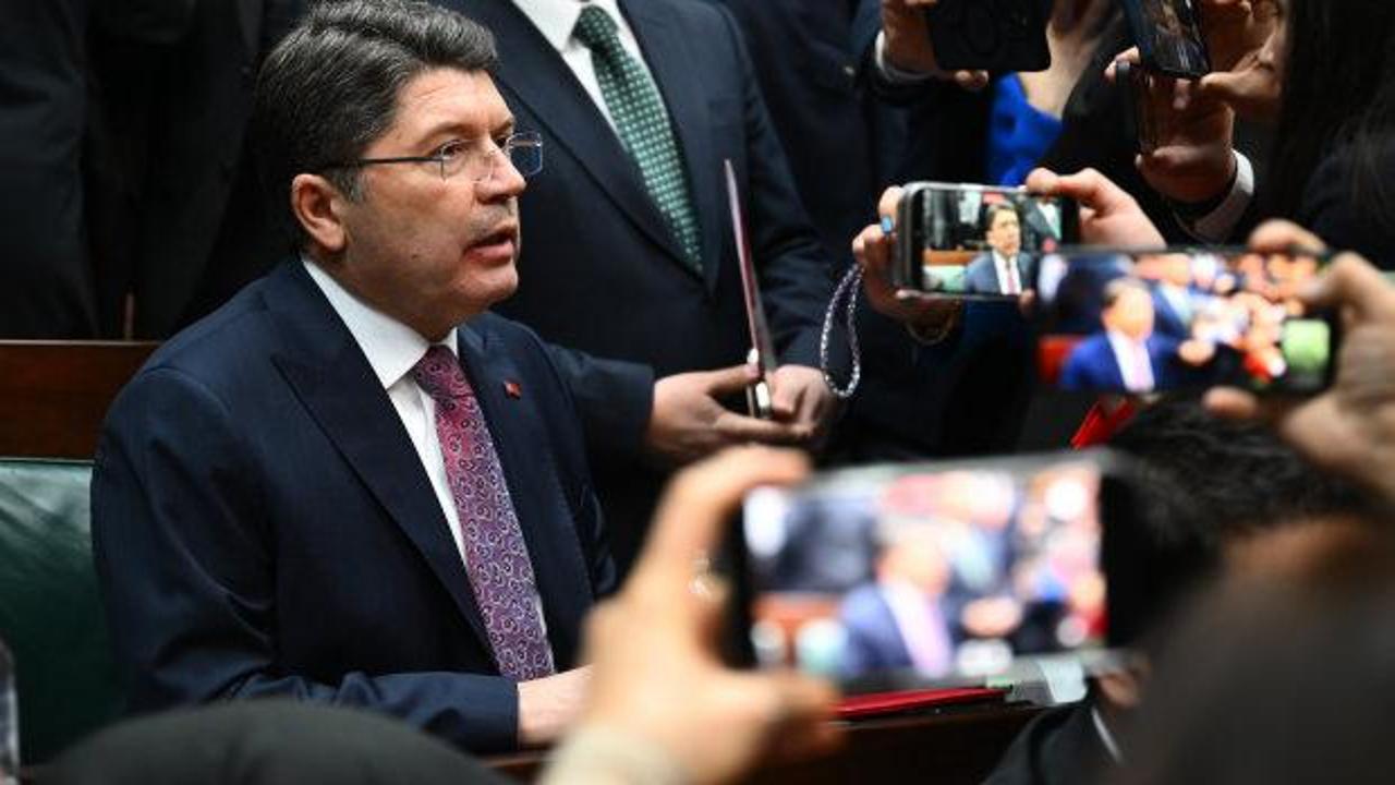 Bakan Tunç duyurdu: Bayrağımıza yönelik saldırıda 14 kişi gözaltına alındı