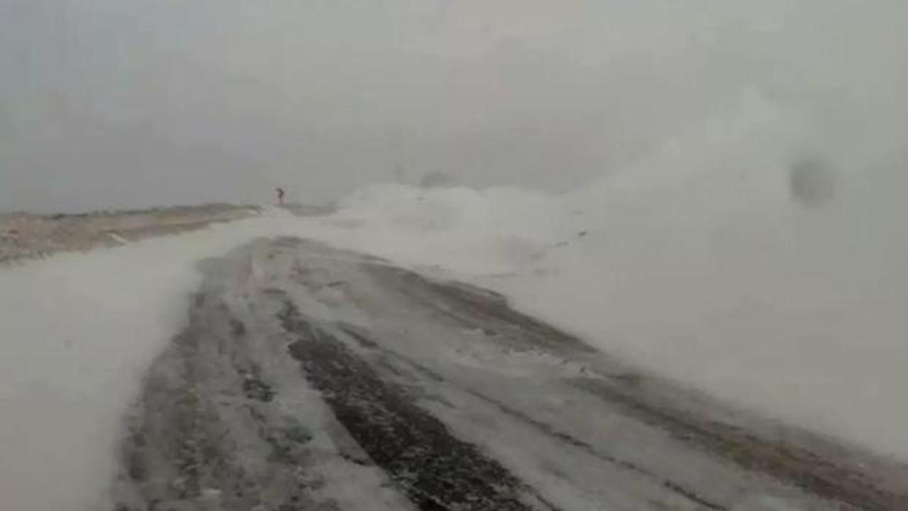 Bayburt- Erzurum kara yoluna çığ düştü