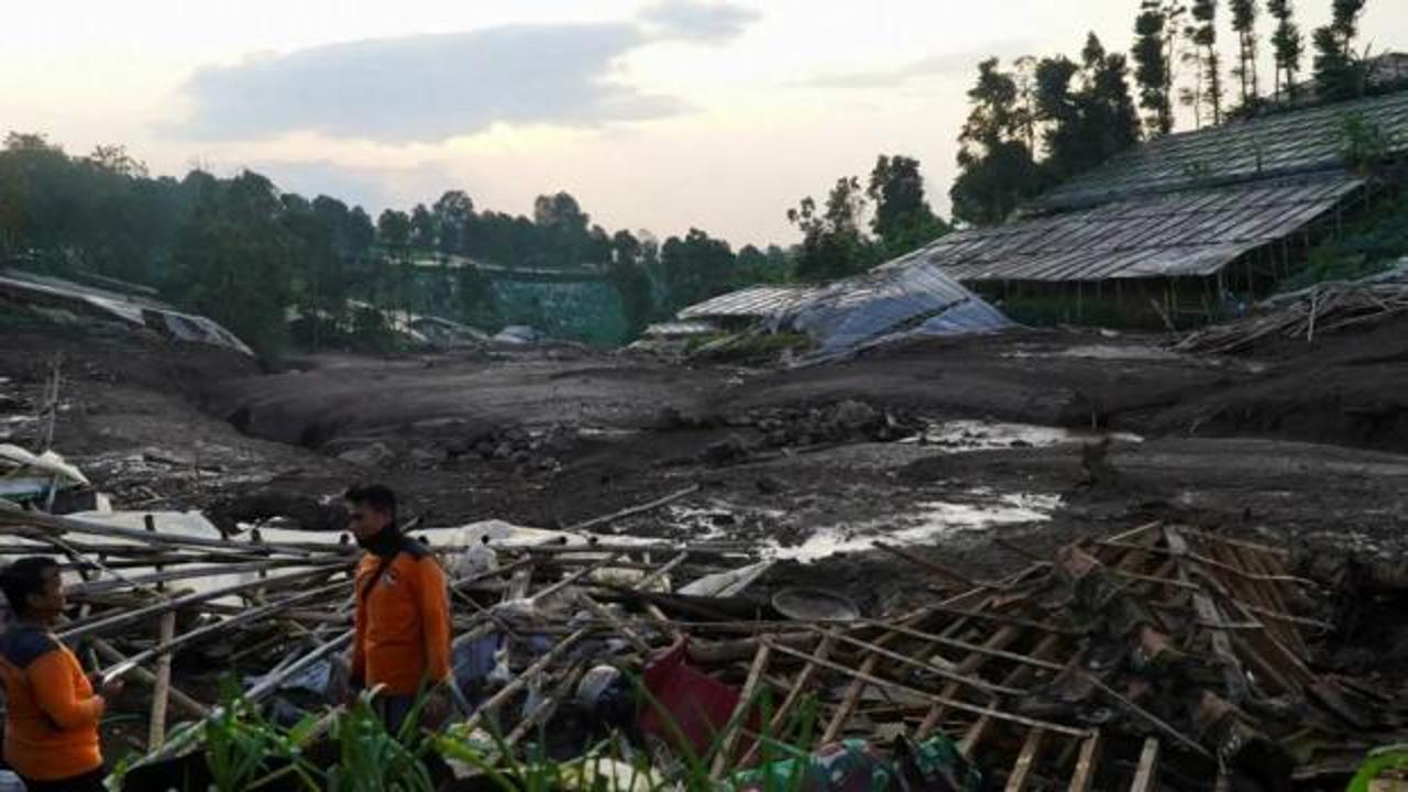 Endonezya’daki toprak kayması: 25 kişi öldü