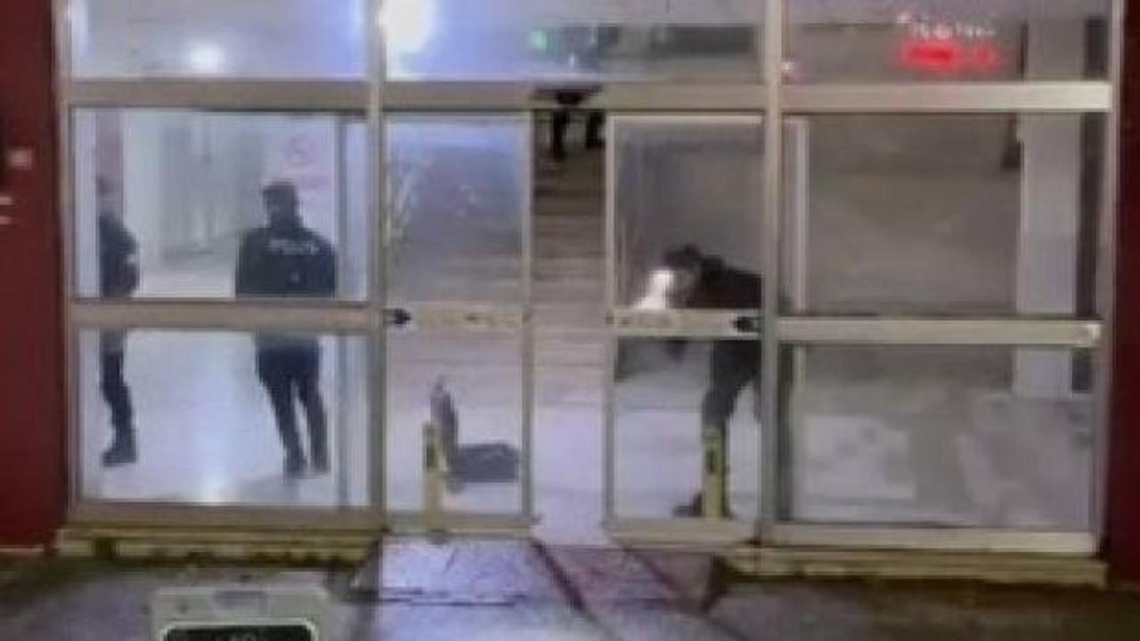 Esenyurt'ta gece yarısı dehşet: Taksiyle gelip ateş açtı