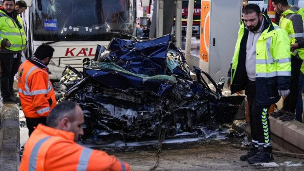 Gişelerde korkunç ölüm! Yolcu otobüsünün ezdiği otomobilde 2 ölü
