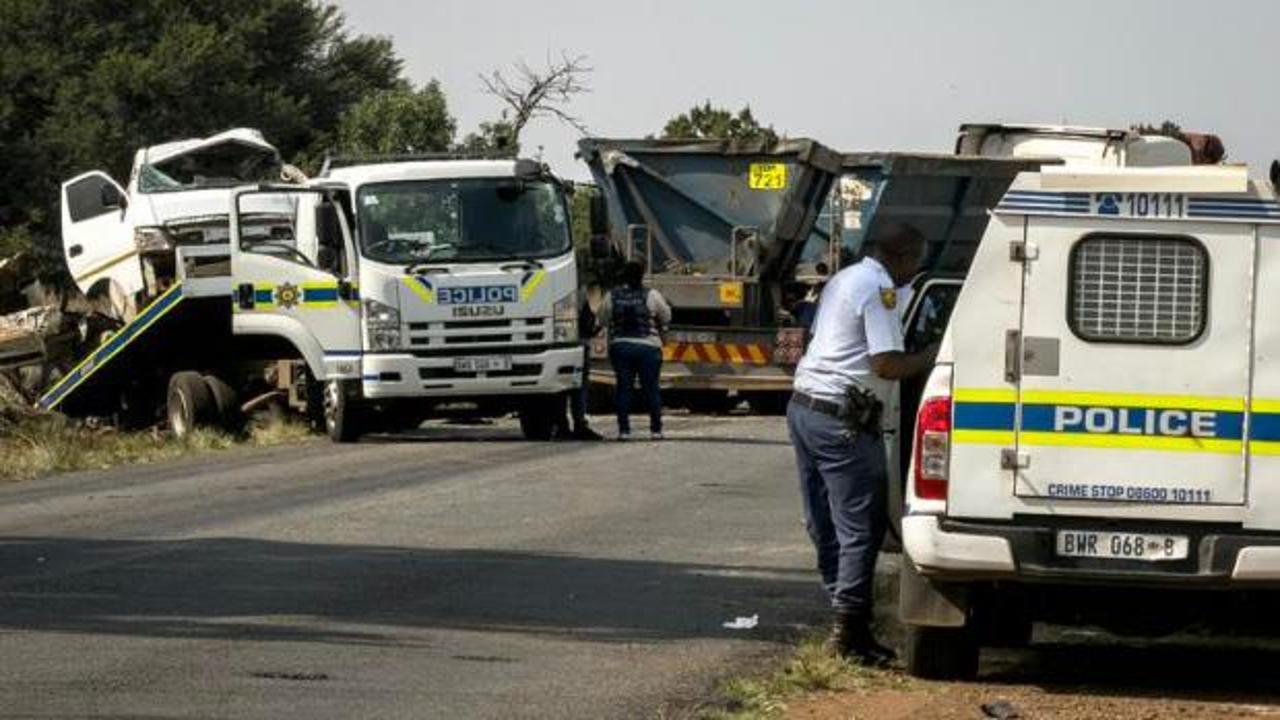 G&uuml;ney Afrika'da okul servisi kamyonla &ccedil;arpıştı: 14 &ouml;ğrenci &ouml;ld&uuml;