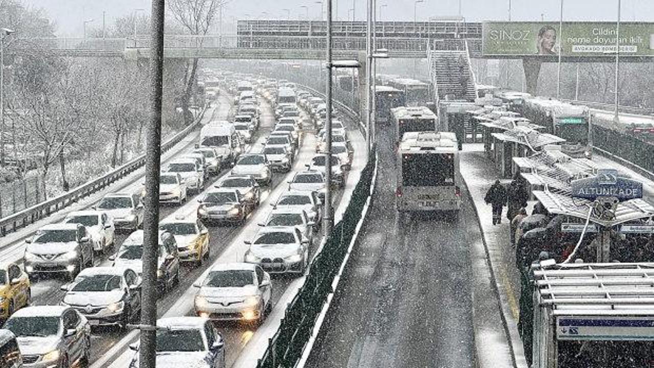 Megakent kara teslim! İstanbul'da kar yağışının ne zaman sona ereceği belli oldu