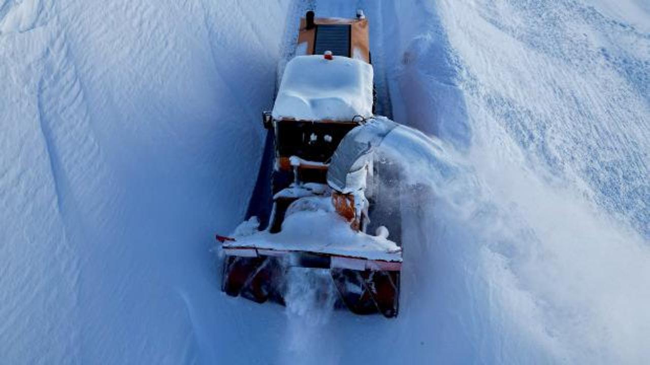 Kar kalınlığı 3 metreyi buldu! K&ouml;y yolları ulaşıma kapandı 