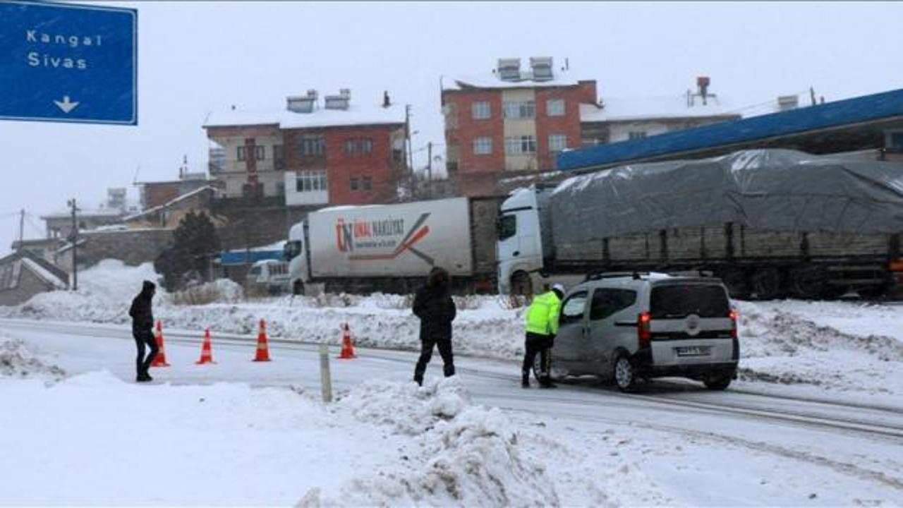 Kar ve tipi nedeniyle kapanan Malatya-Sivas kara yolu ulaşıma a&ccedil;ıldı