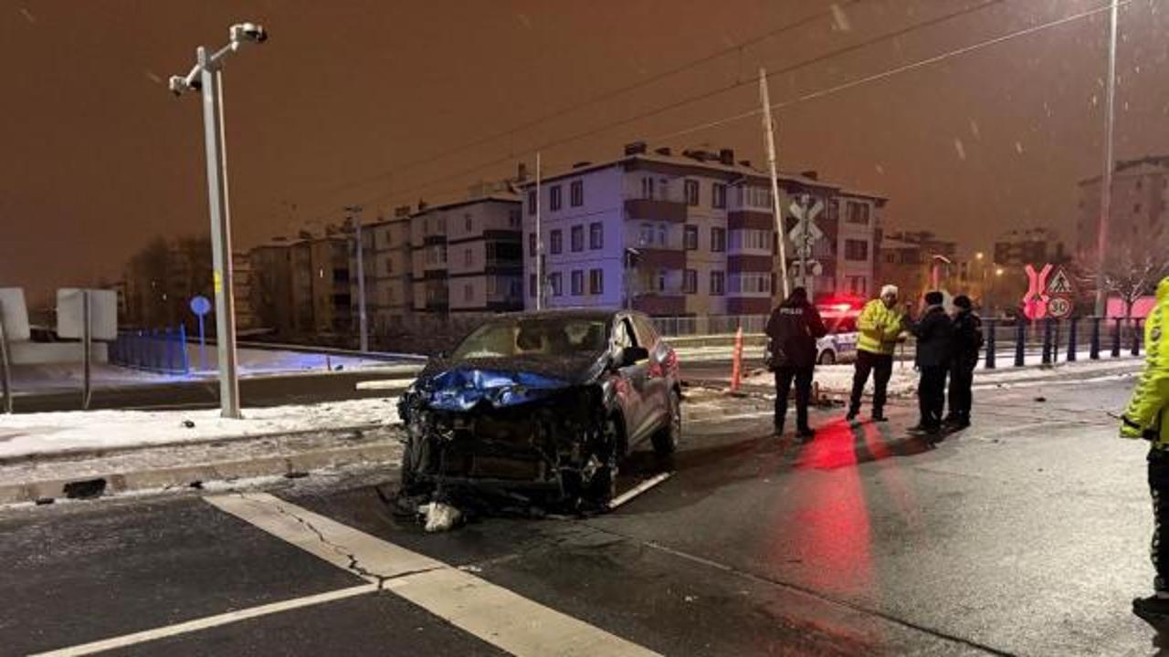 Kayseri'de otomobil ile y&uuml;k treni &ccedil;apıştı