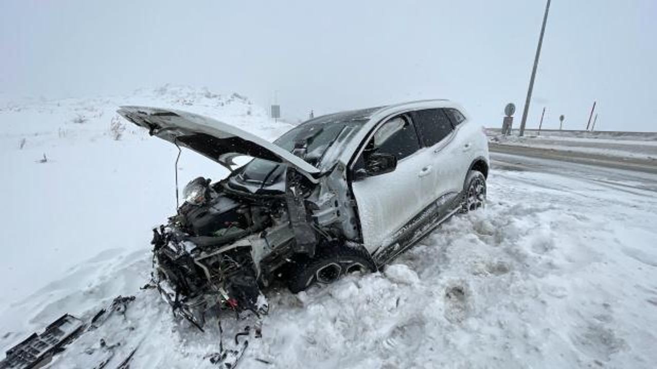 Kayseri'de otomobil refüje çarptı: 3 yaralı