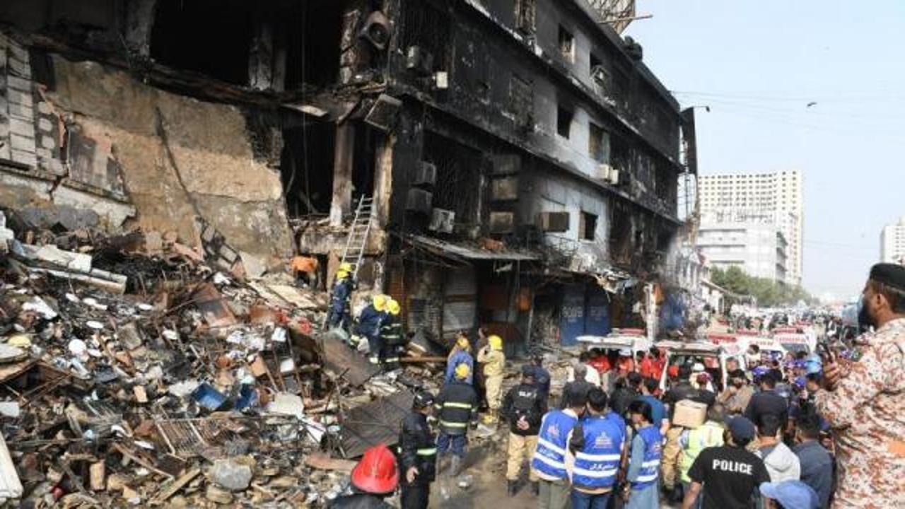 Pakistan'da endişeli bekleyiş: Yanan AVM enkazında kayıplar aranıyor: 60 &ouml;l&uuml;!