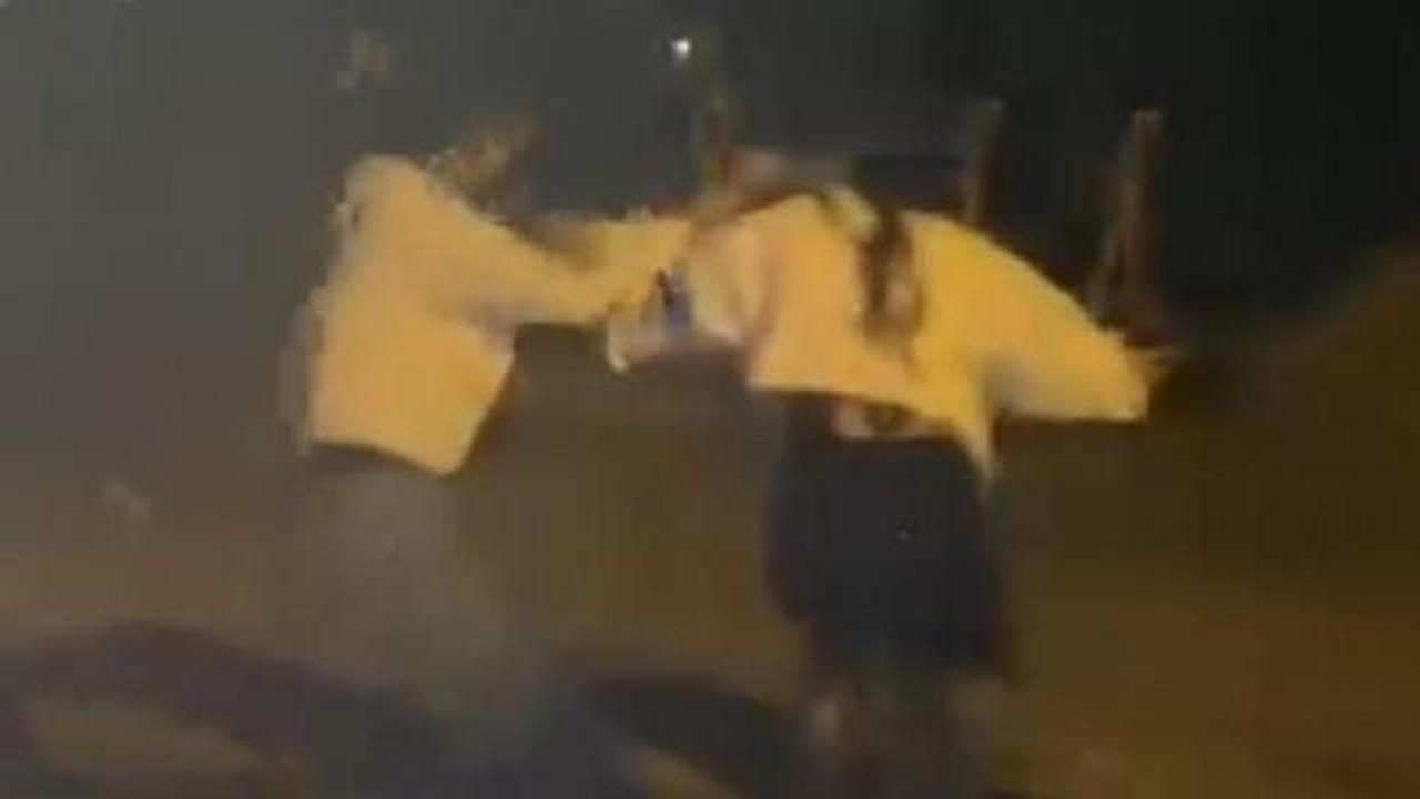 Adana'da genç kızların 'erkek arkadaş' kavgası: Yere yatırıp tekmelediler