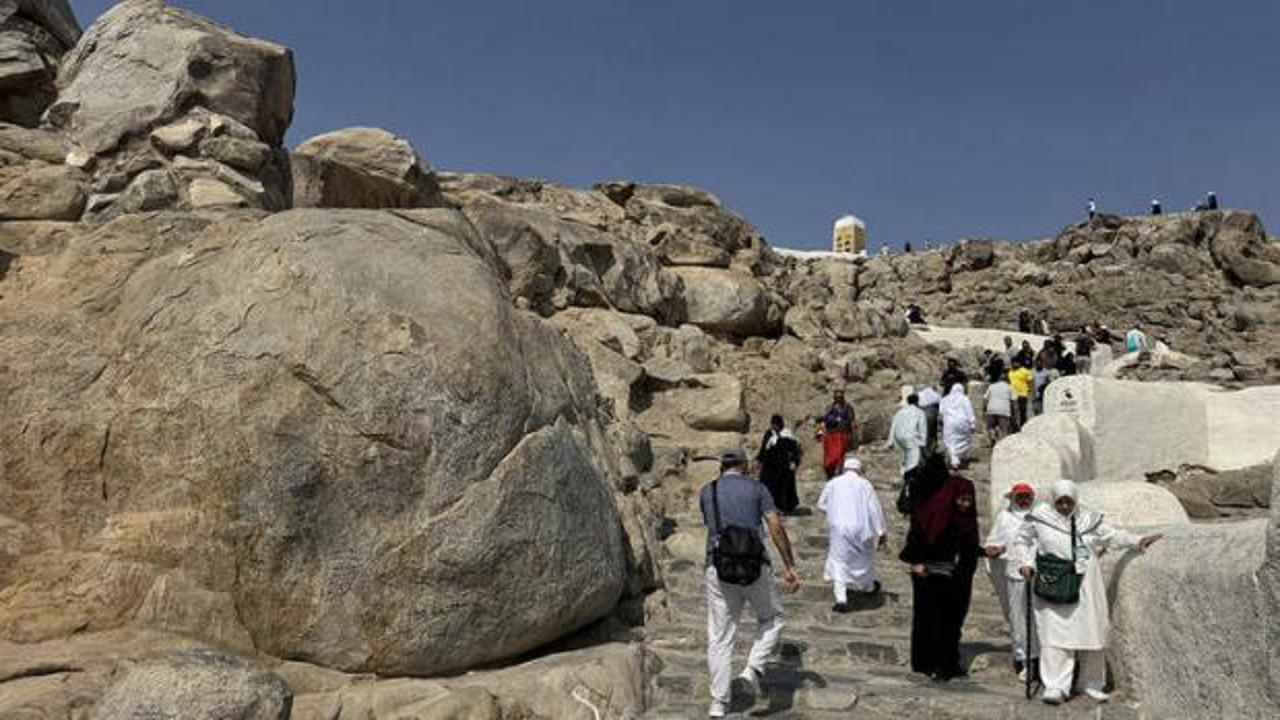 Umre ibadeti yapan Müslümanlar, Hira Mağarası ve Arafat'ı ziyaret etti