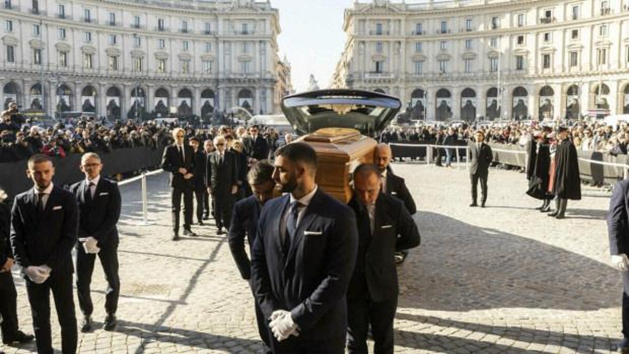 Ünlü İtalyan modacı Valentino, Roma'da son yolculuğuna uğurlandı