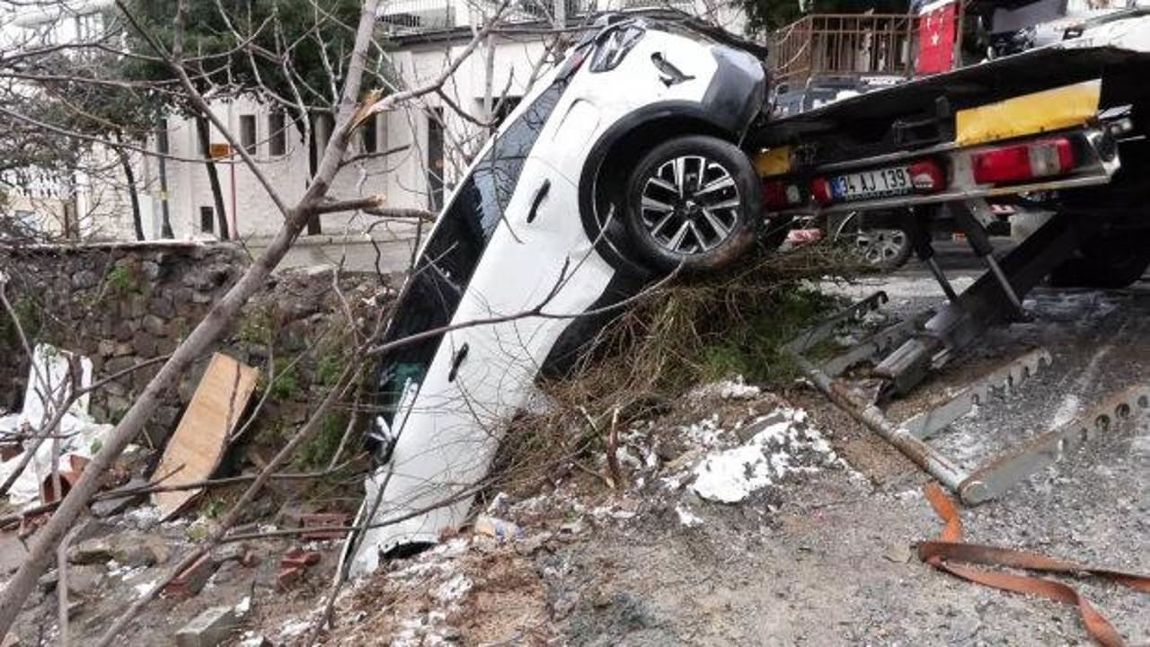 Üsküdar'da kar yağışının etkisiyle yokuş aşağı kayan otomobil bahçeye uçtu: 3 yaralı