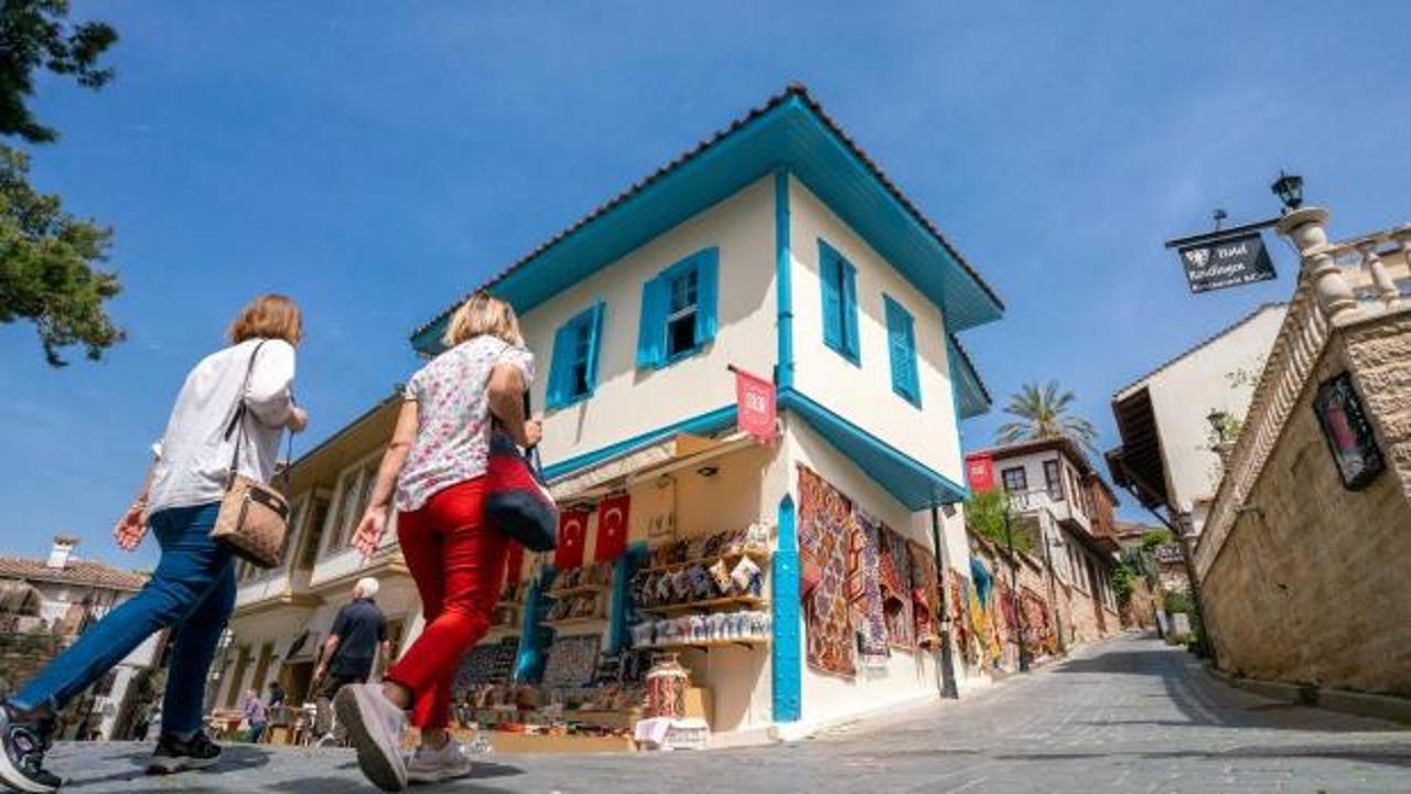 Yerli turistler ge&ccedil;en yılın &uuml;&ccedil;&uuml;nc&uuml; &ccedil;eyreğinde 276 milyar lira harcama yaptı