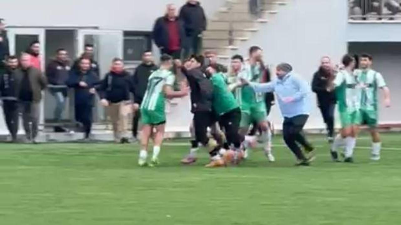 Yeşil saha boks ringine döndü! Futbolculardan yumruk yumruğa kavga