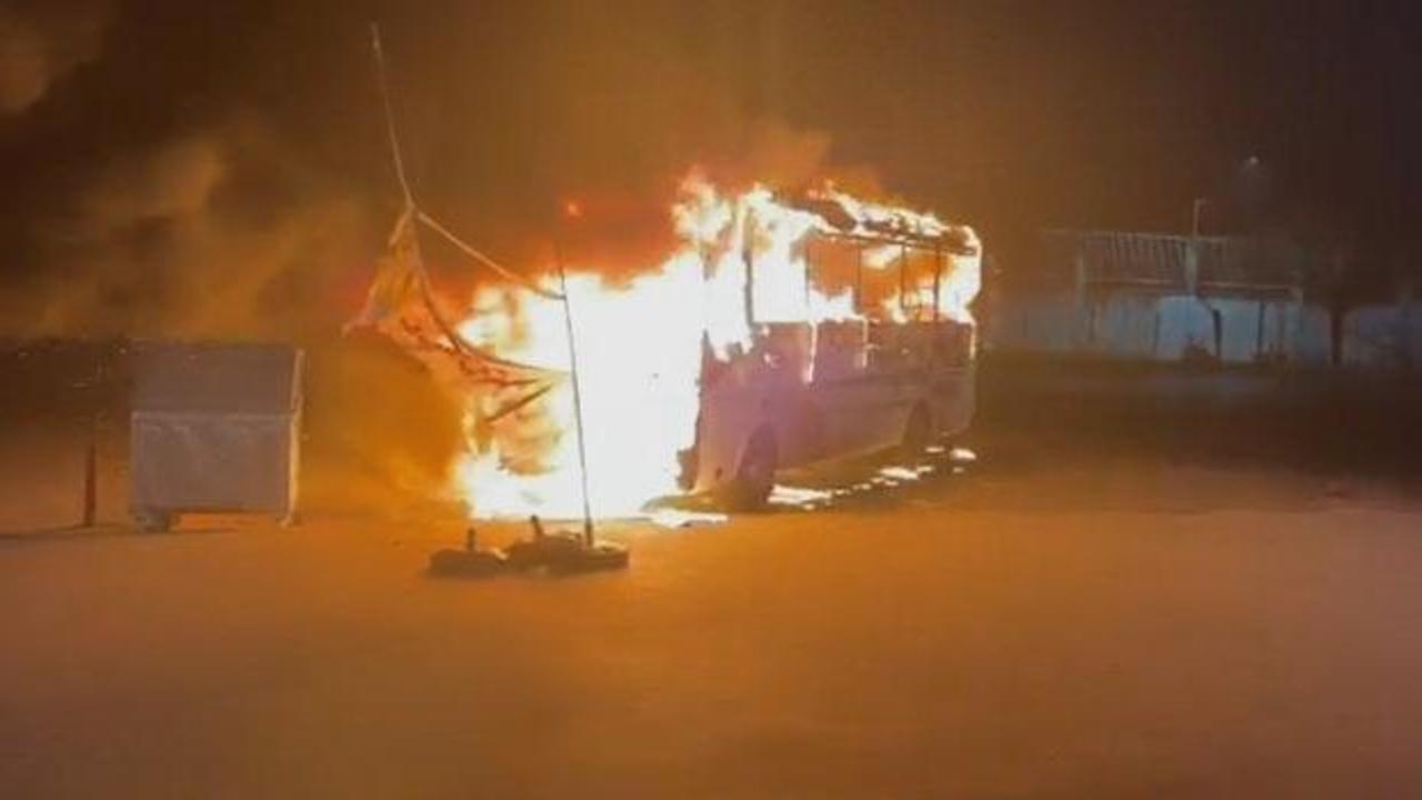 Yolcu otob&uuml;s&uuml; alev topuna d&ouml;nd&uuml;