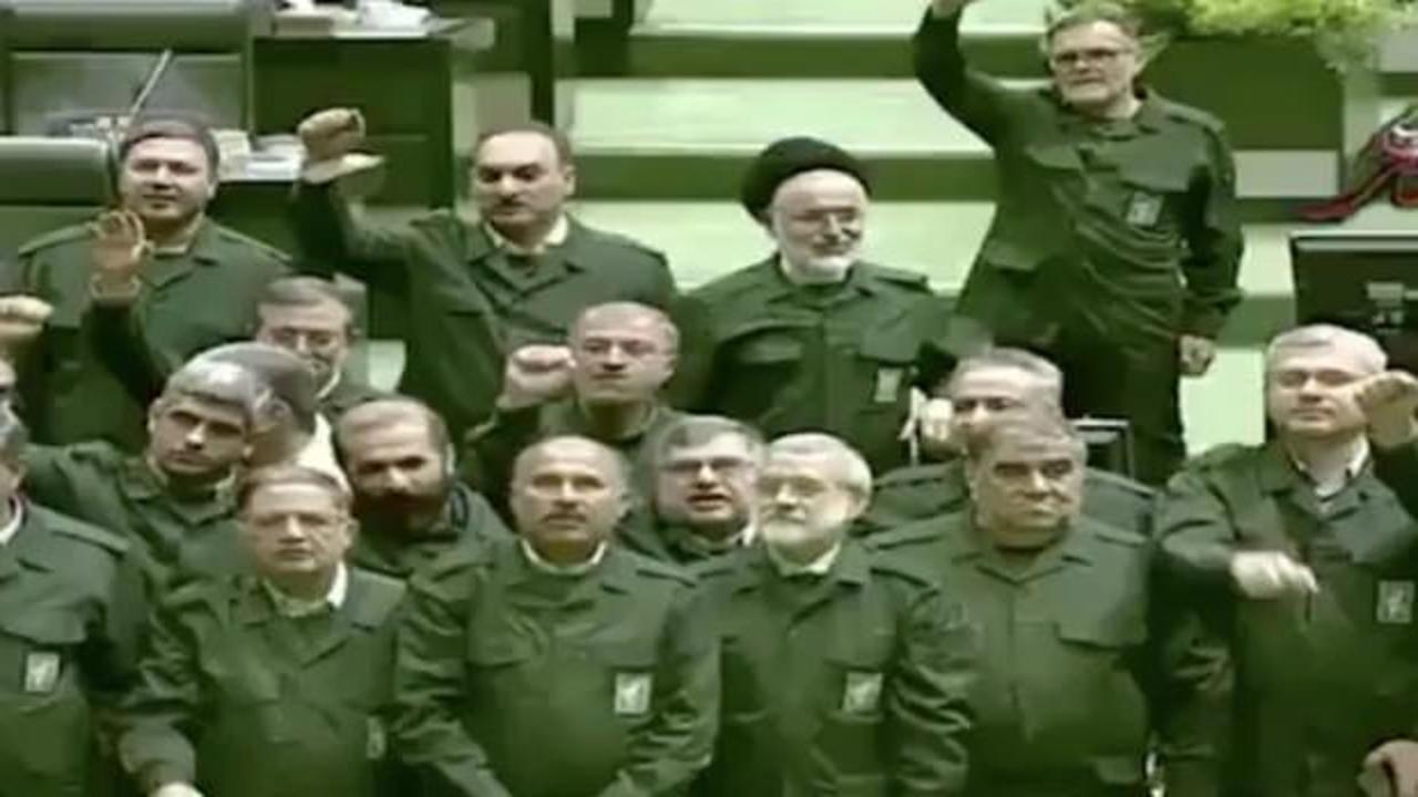 İranlı vekiller askeri üniforma giydi: Amerika'ya Ölüm