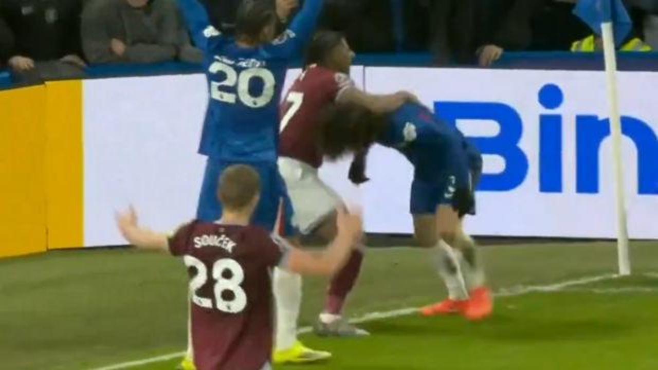 Adama Traore kontrolü kaybetti: Güreşçiymiş gibi Cucurella'yı yere serdi