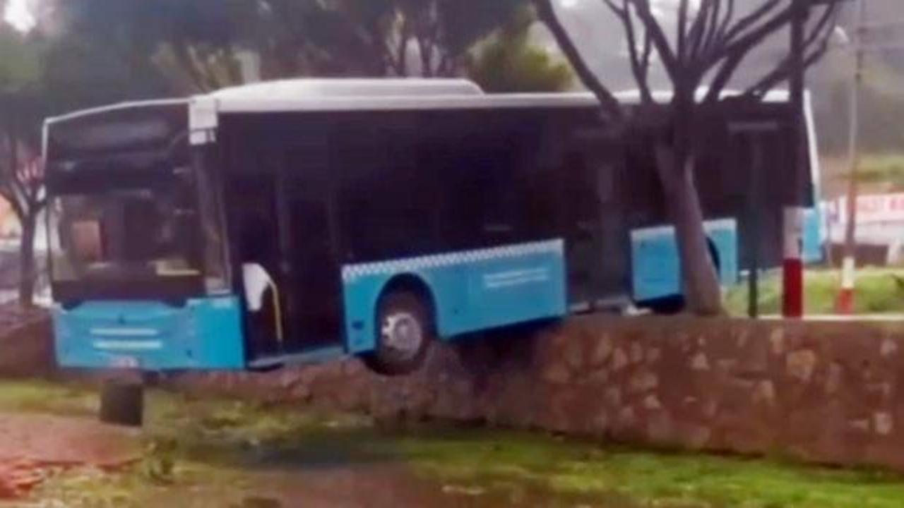 Antalya'da facianın eşiğinden d&ouml;n&uuml;ld&uuml;: Halk otob&uuml;s&uuml; duvarda asılı kaldı