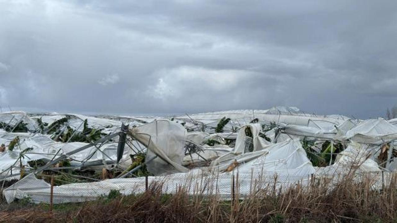 Antalya&rsquo;yı hortum vurdu: Seralar yerle bir oldu, tekneler par&ccedil;alandı