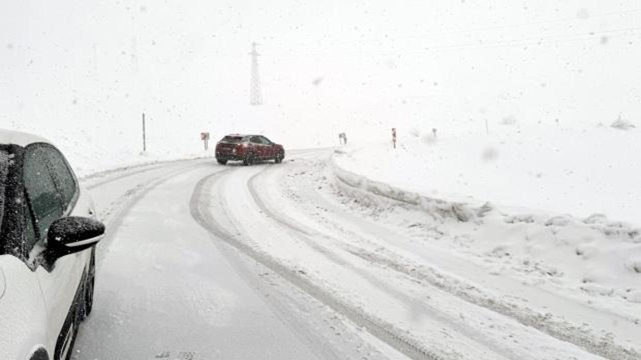 Ardahan'da kar ve tipi! Mahsur kalan 3 araç kurtarıldı